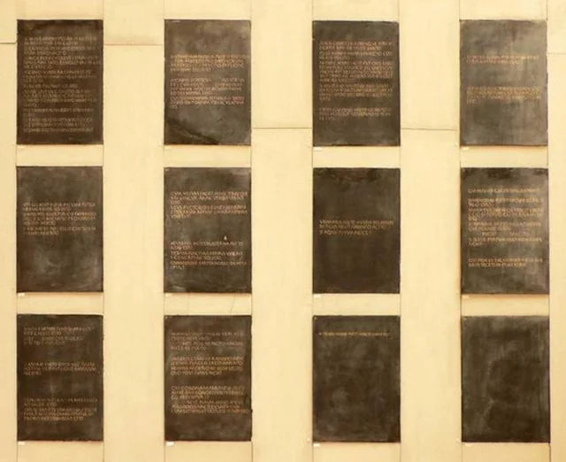 Photo de tablettes de lois romaines dans un musée