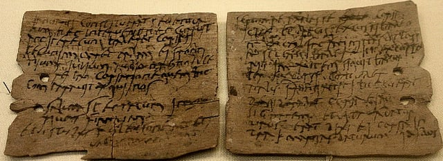 Photo de tablettes de lois romaines dans un musée